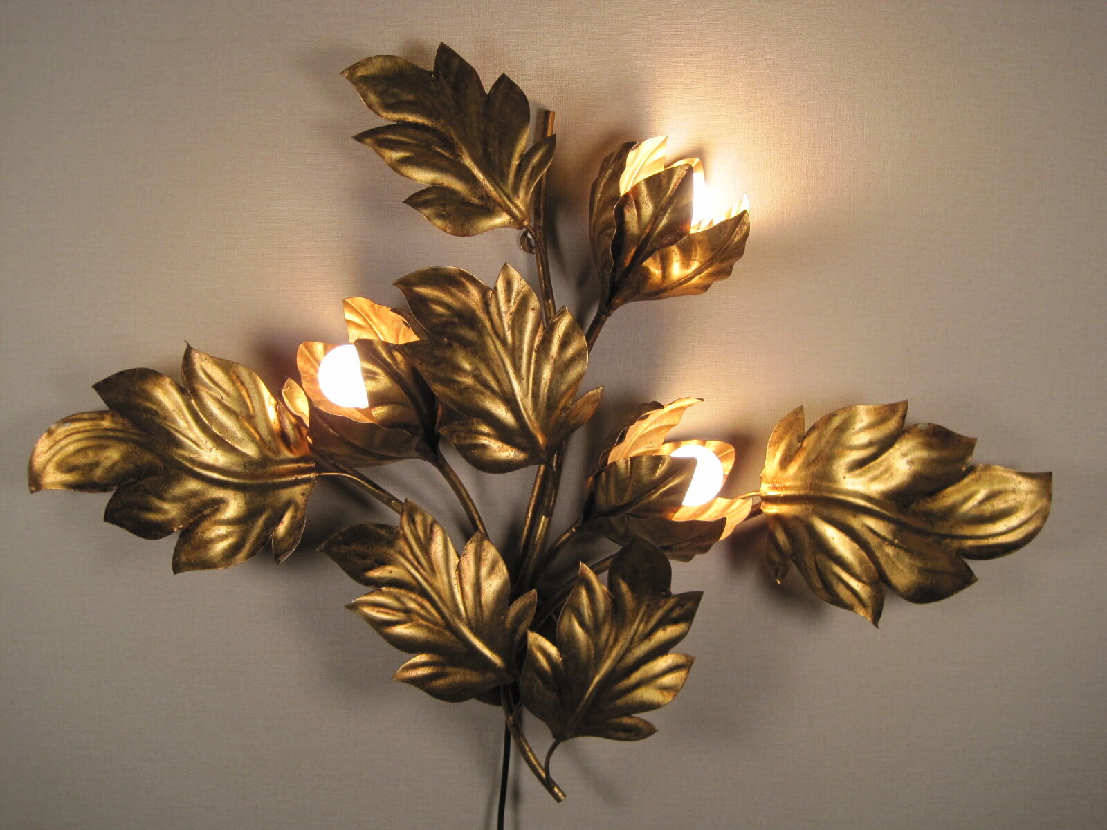 Applique murale fleur feuillage en métal doré par Hans Kögl, 1970