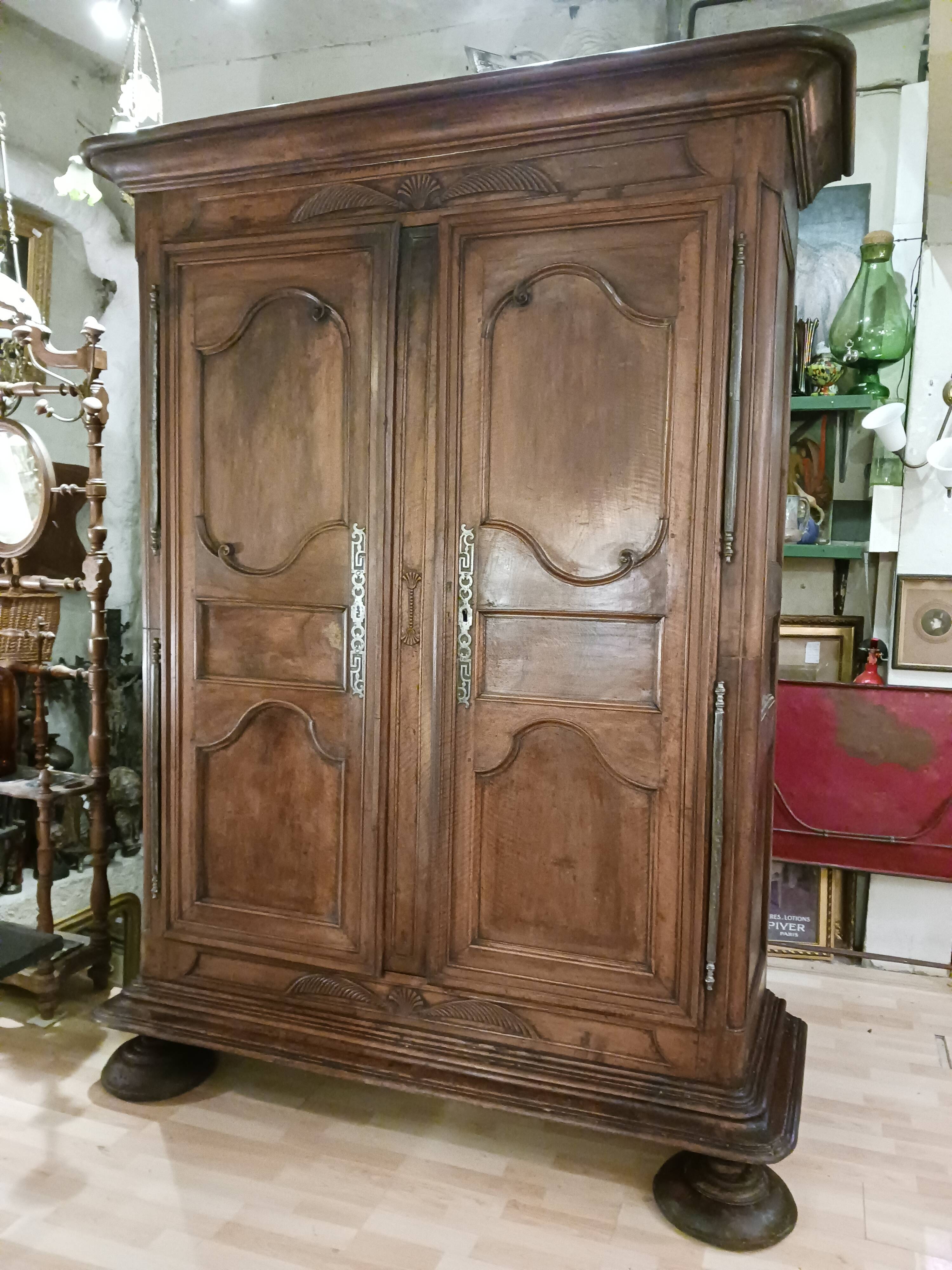 Armoire d'époque Régence 1715-1723 en noyer massif