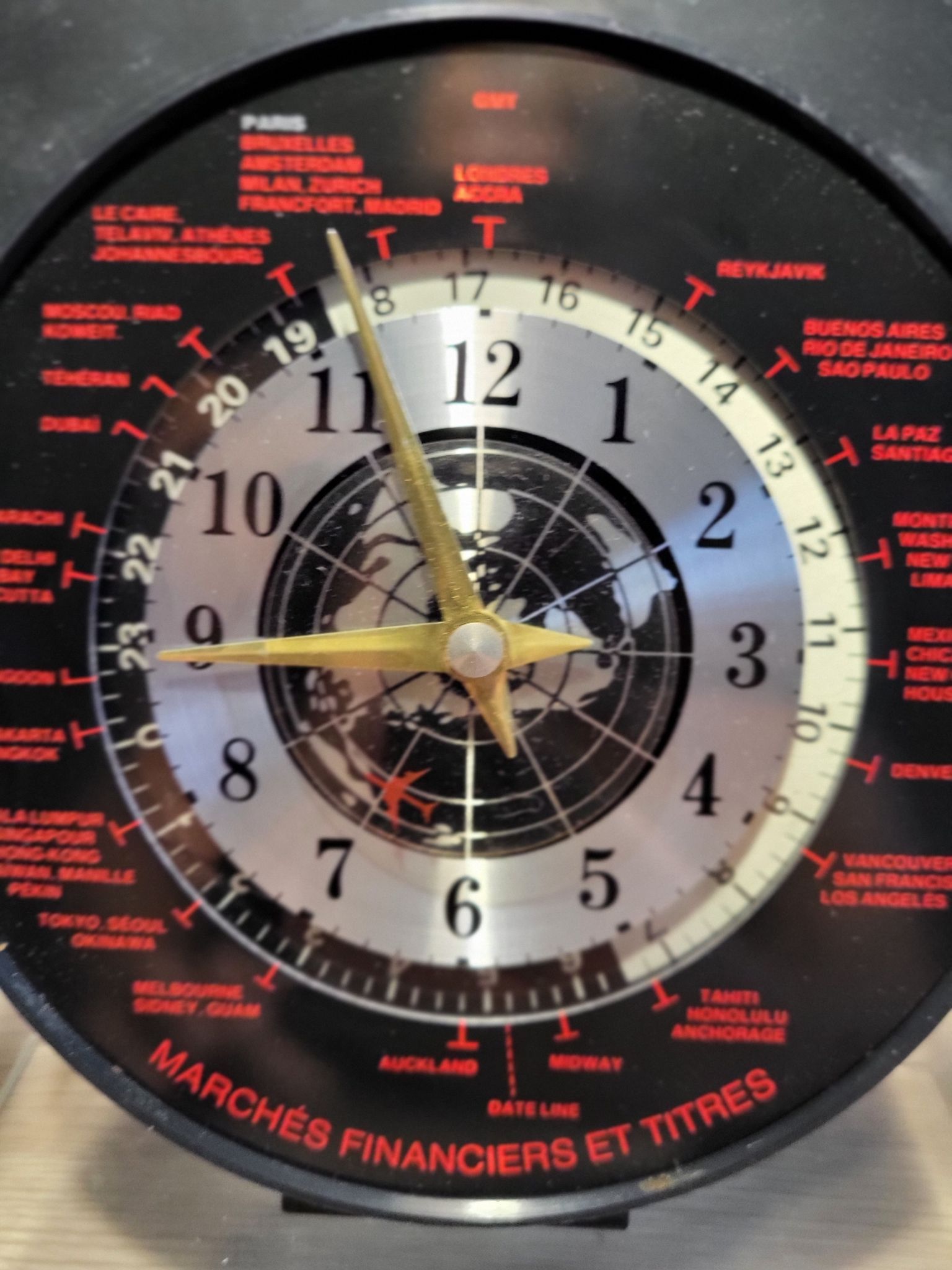 Crédit agricole animated advertising clock financial markets and bank securities