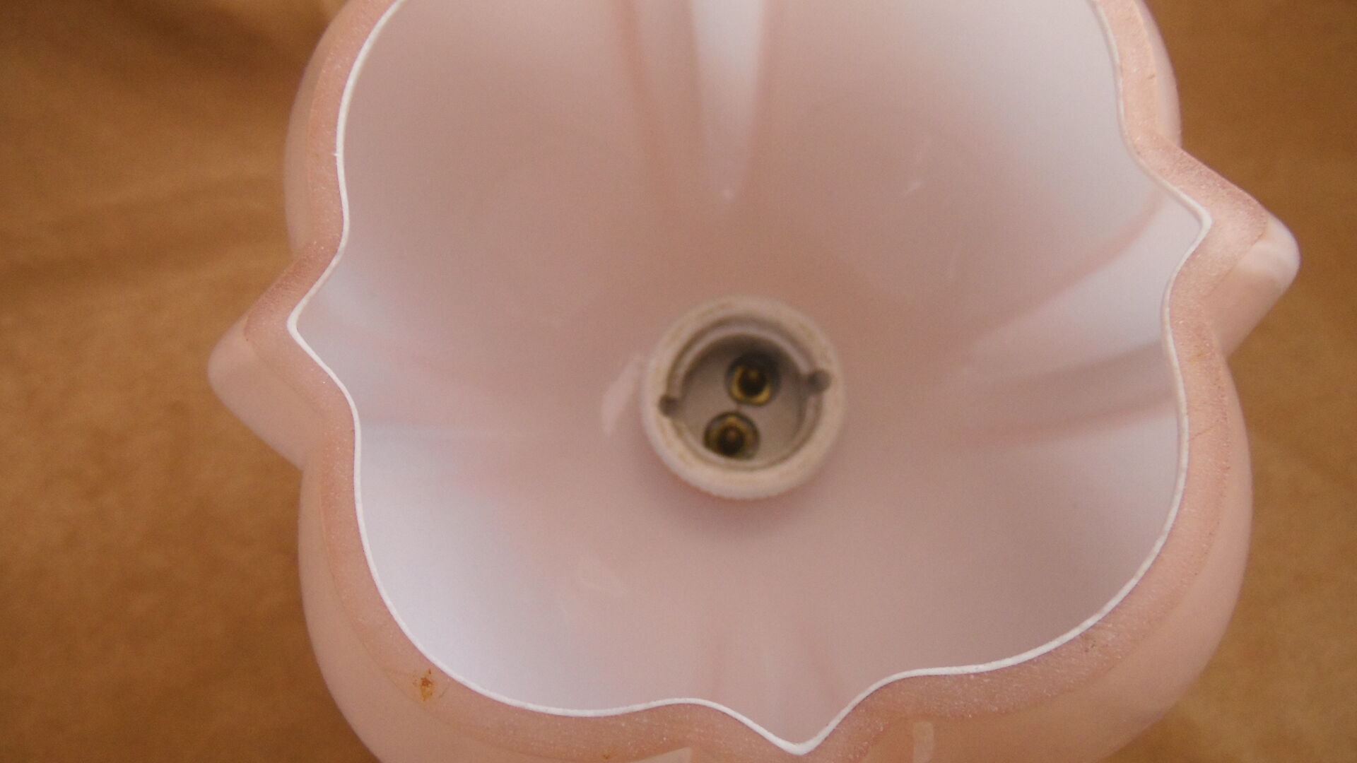 Applied art deco in white porcelain and pink opaline globe