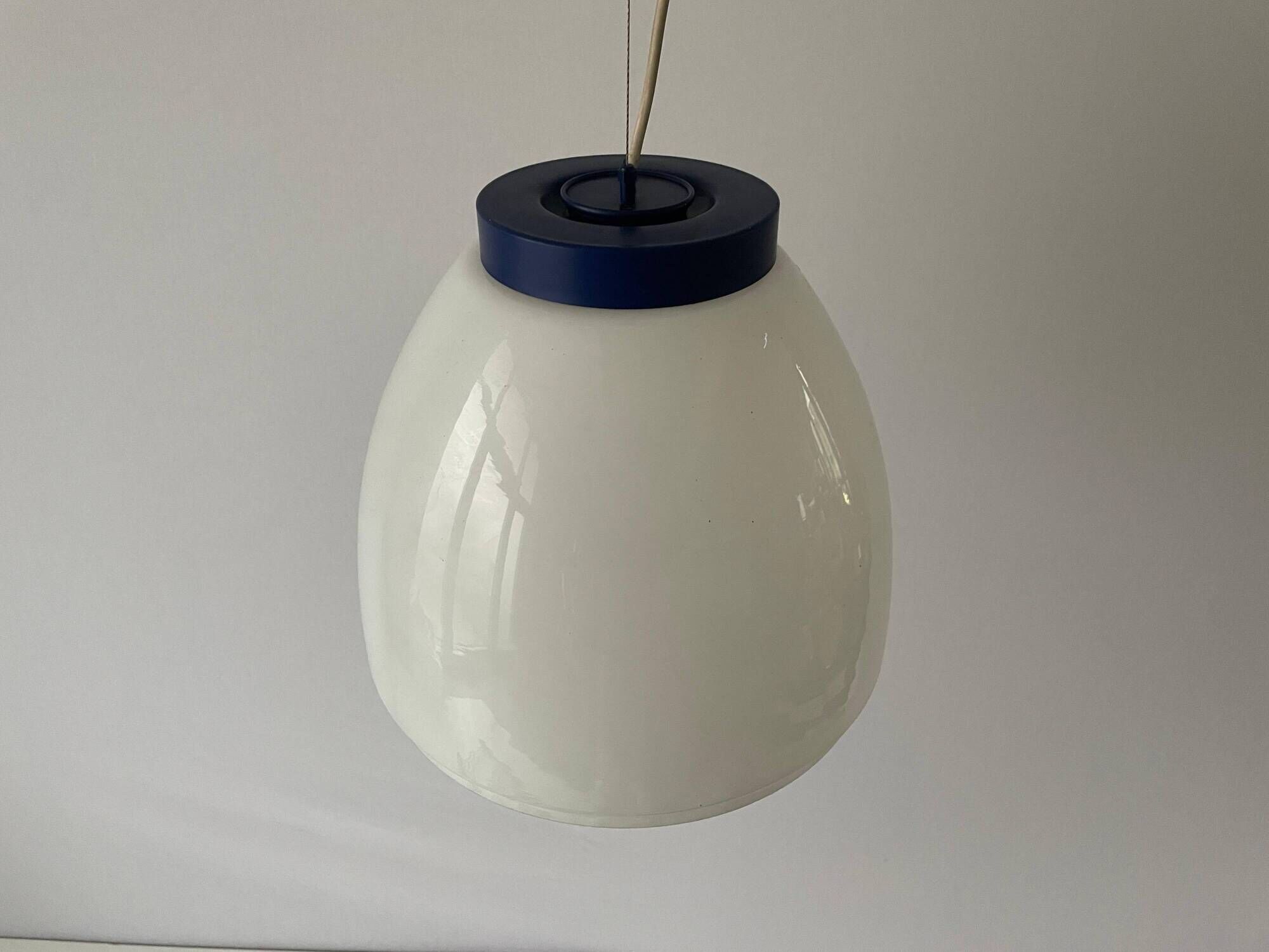 Suspension du milieu du siècle en verre blanc avec dessus bleu foncé, années 1960, Italie