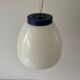 Suspension du milieu du siècle en verre blanc avec dessus bleu foncé, années 1960, Italie