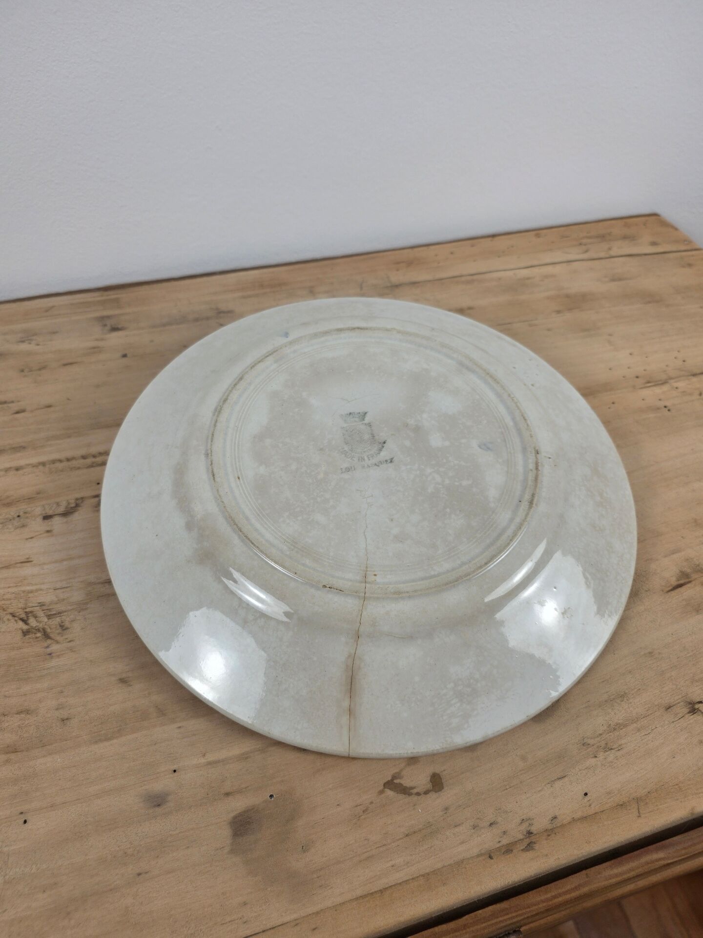 Round presentation plate Lou Basquez manufacture Saint-Amand
