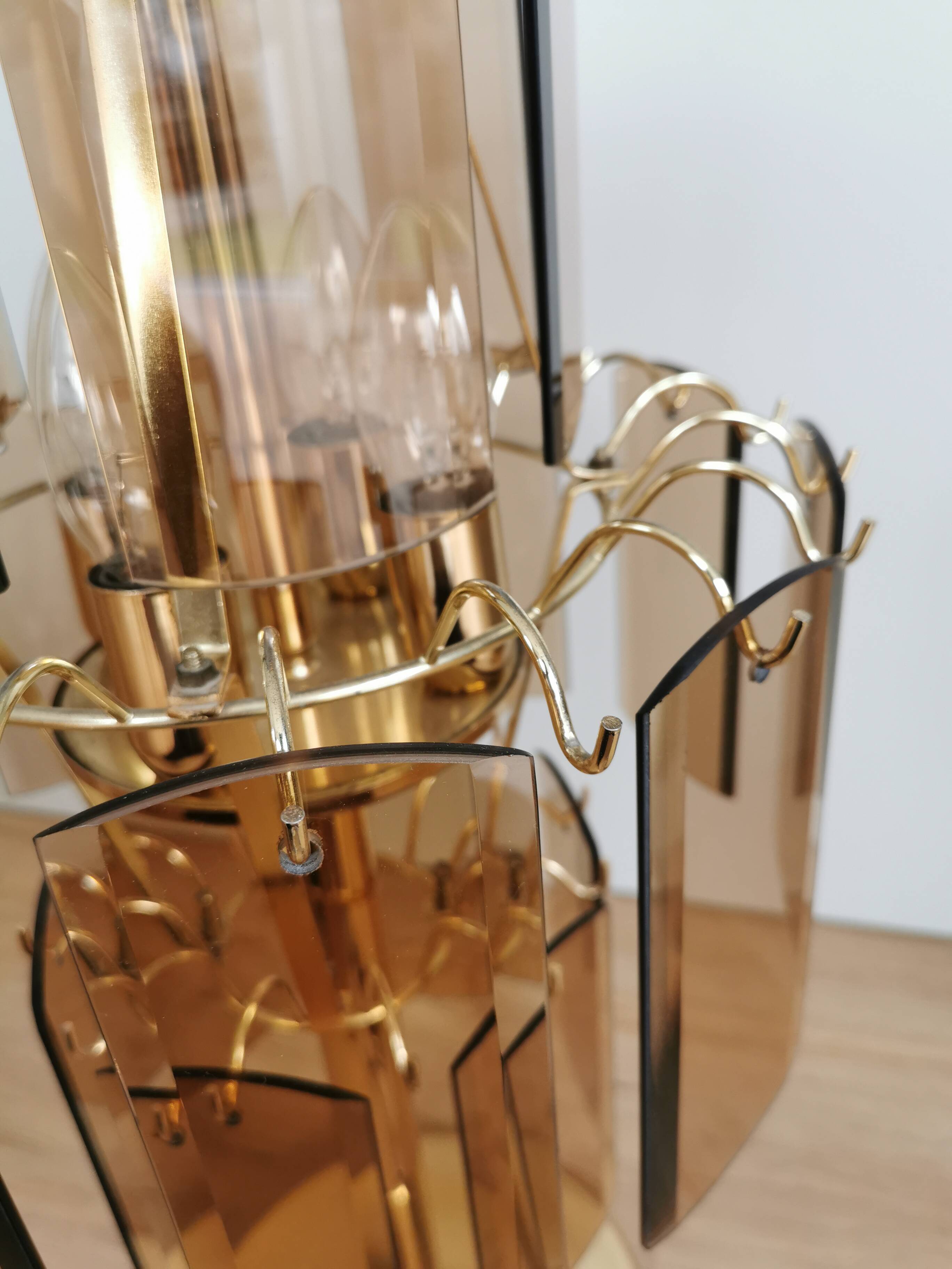 Lampe de bureau vintage en verre fumé : EGLO Leuchten, table dorée autrichienne des années 1980