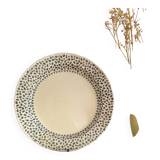 Plat Gien à décor de fleurs bleues