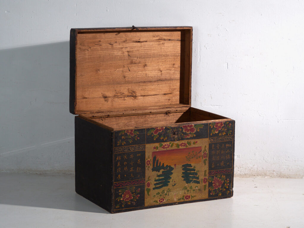 Coffre ancien peint en bois de pin – Chine, vers 1900
