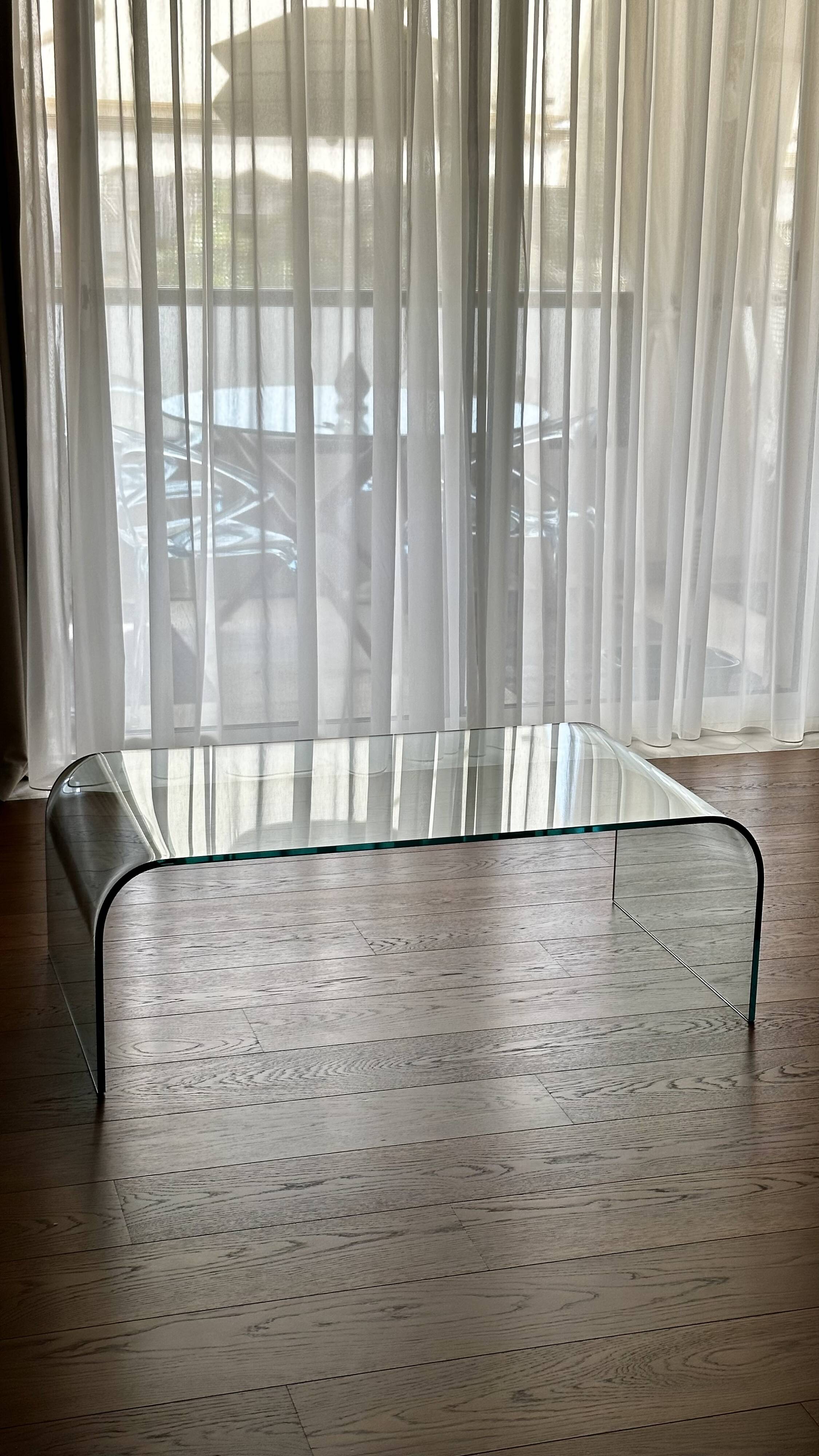 Table basse sculpturale en verre courbé 12 mm – design minimaliste