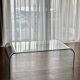 Table basse sculpturale en verre courbé 12 mm – design minimaliste