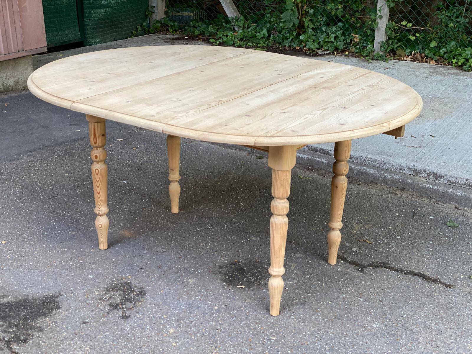 Interior's extendable round dining table with shutters, renovated in solid wood, 15
