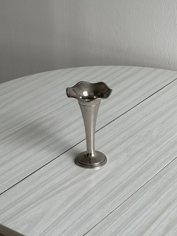Petit vase en métal argenté