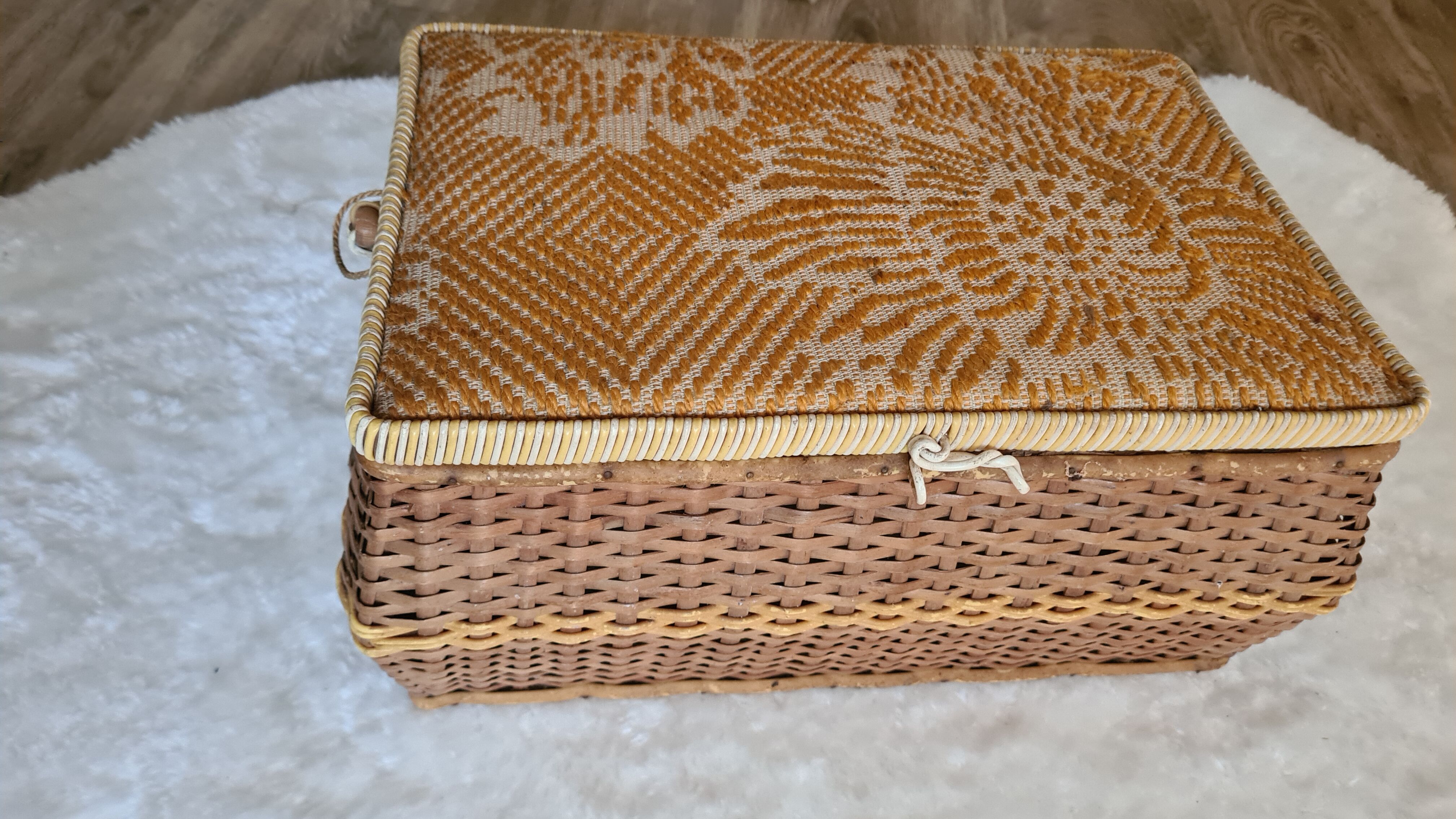 Old Wicker sewing box and scoubidou, vintage