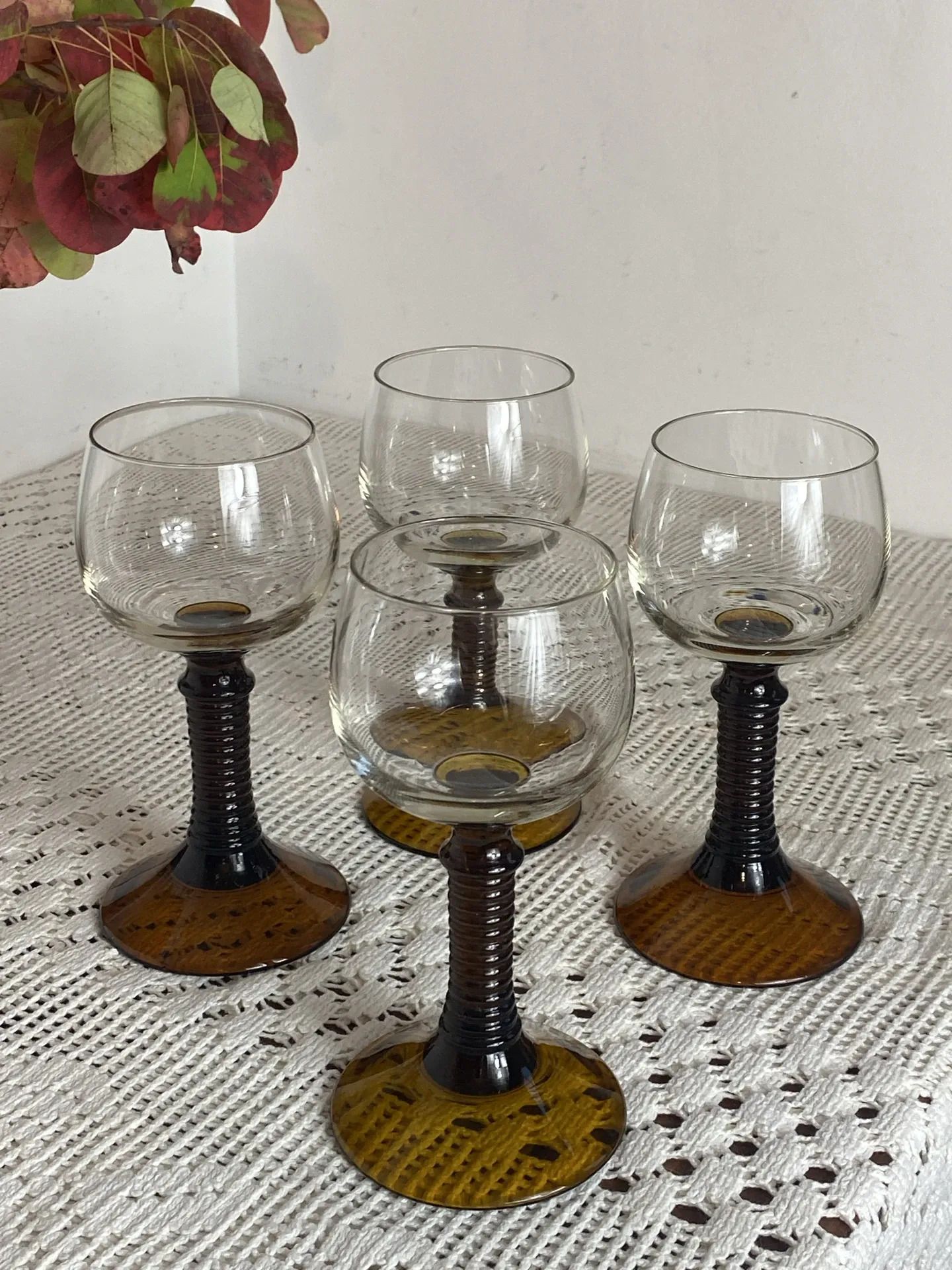 Verres à pied de type Roemer, couleur ambrée  