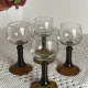Verres à pied de type Roemer, couleur ambrée  