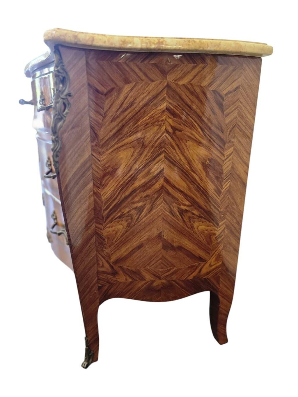 Commode en bois vintage de style Louis XV