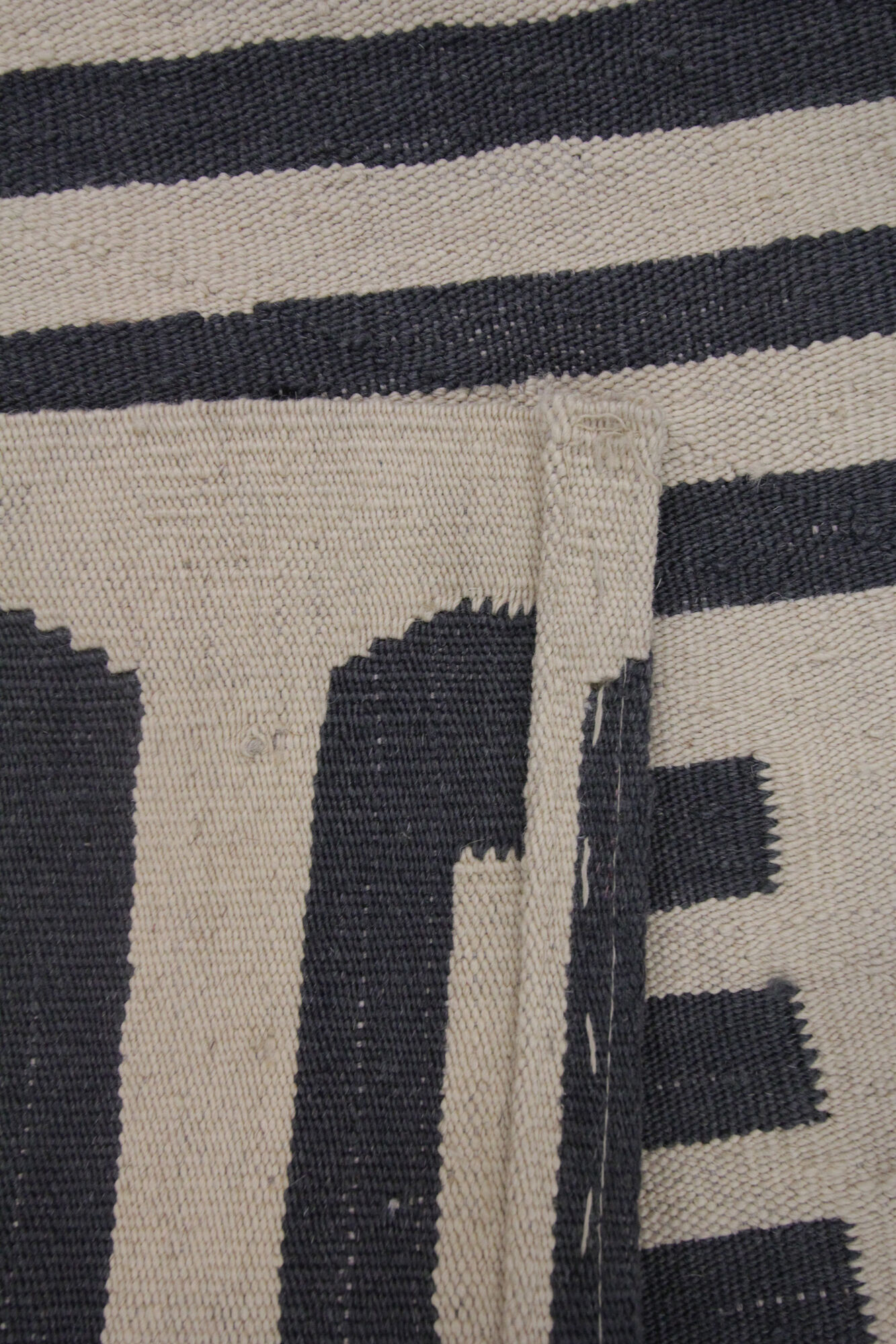 Bold Geometric Kilim Contemporary Grey Cream Wool Area Rug- 177x225cm