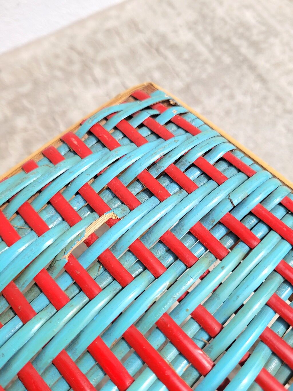 Petite tablette d’appoint en rotin rouge et vert céladon
