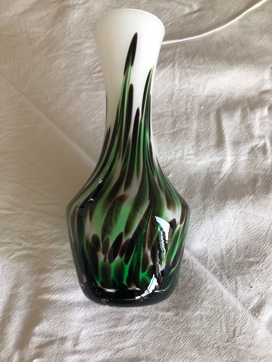 Vase vert et boanc en opaline de Florence annee 70