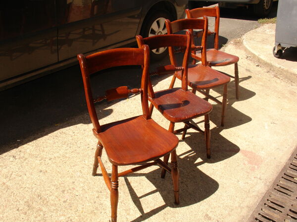 Série de 4 chaises au modèle d'amirauté anglaise du XIX siècle en orme massif