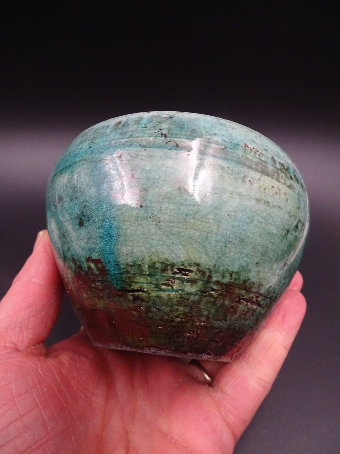 Boite en raku moderne signée, joli prise brutaliste et couleurs superbes