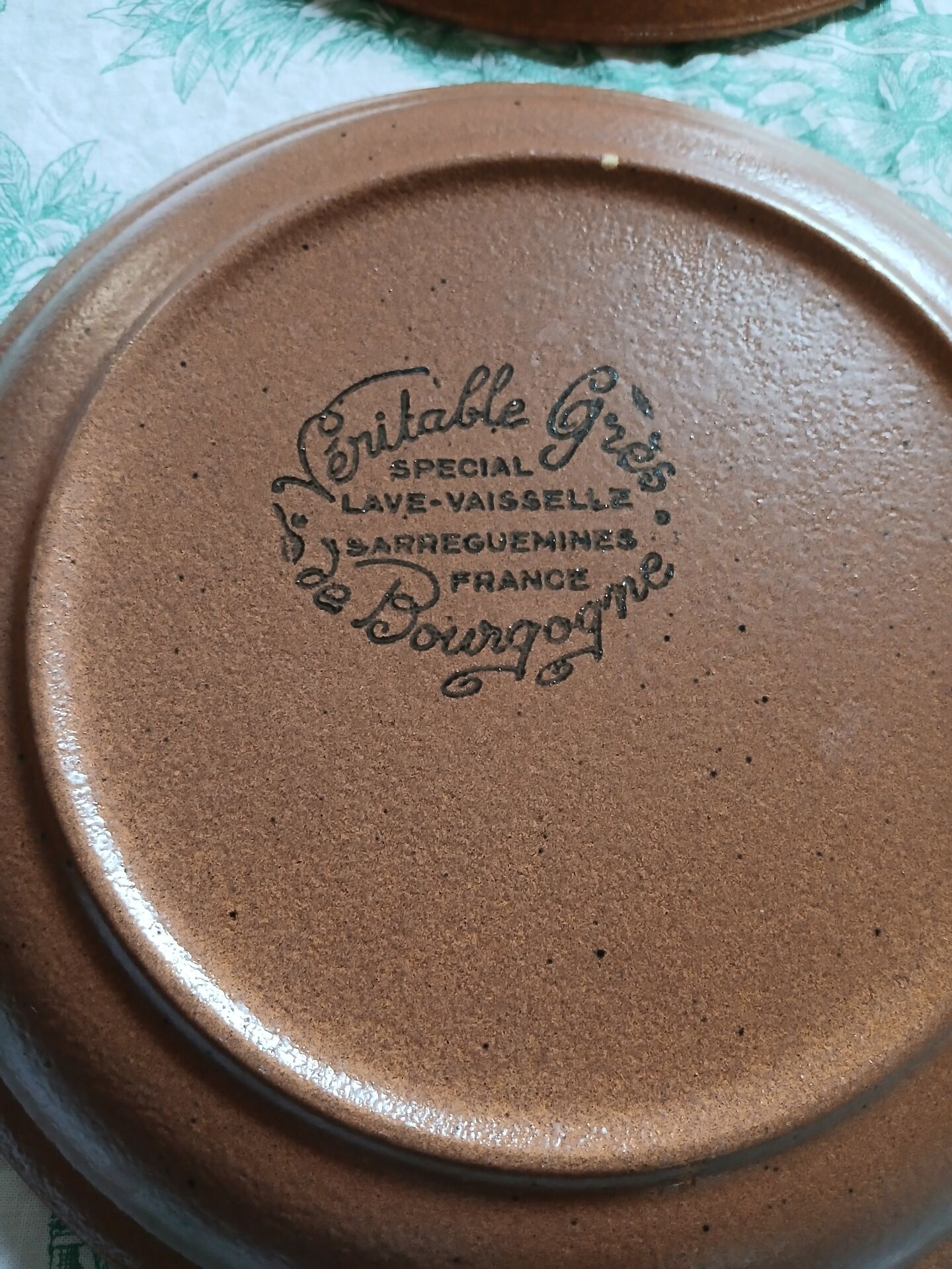 9 flat plates in Sarreguemines stoneware