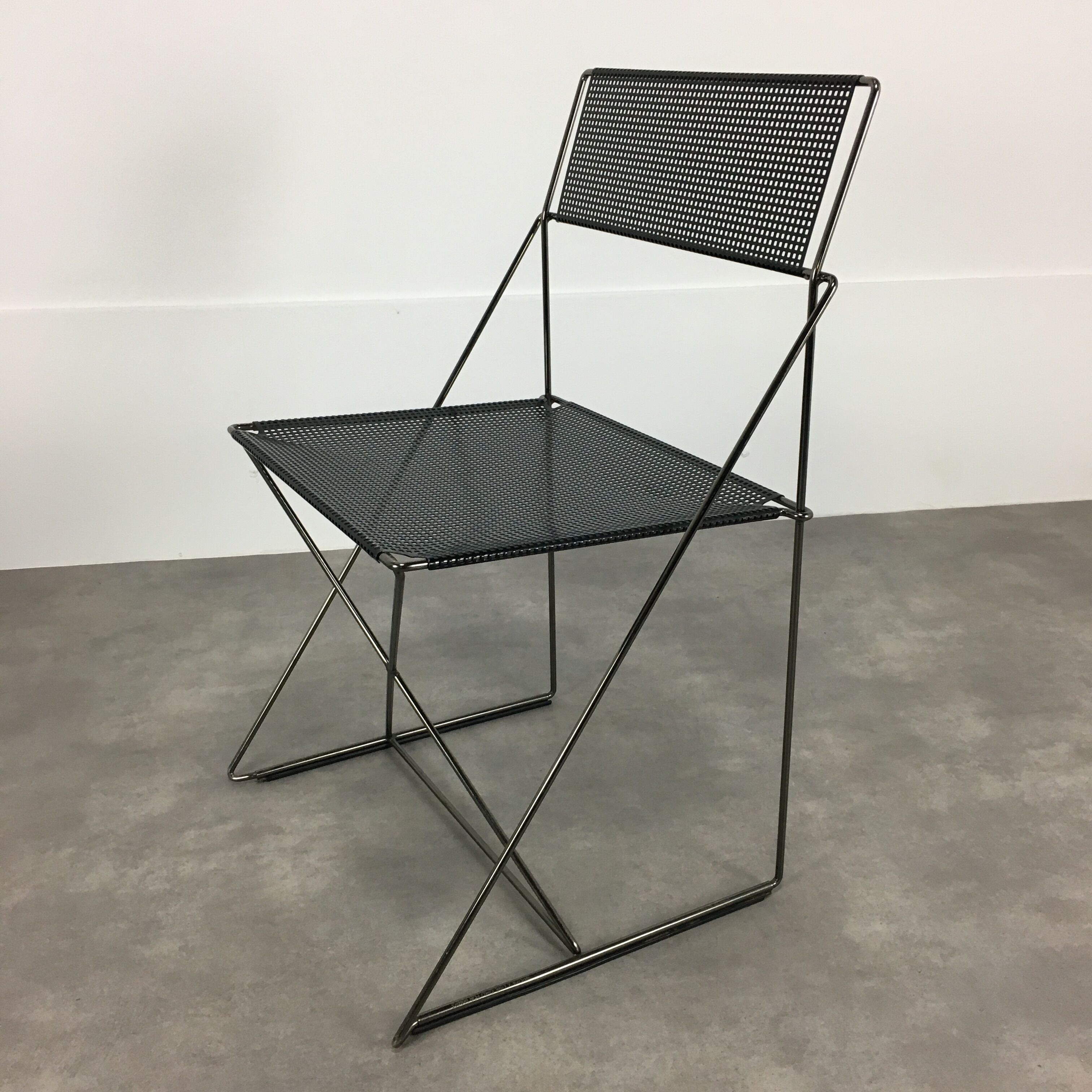 6 X-Line chairs by Niels Jorgen for Magis Italy Memphis style 1980