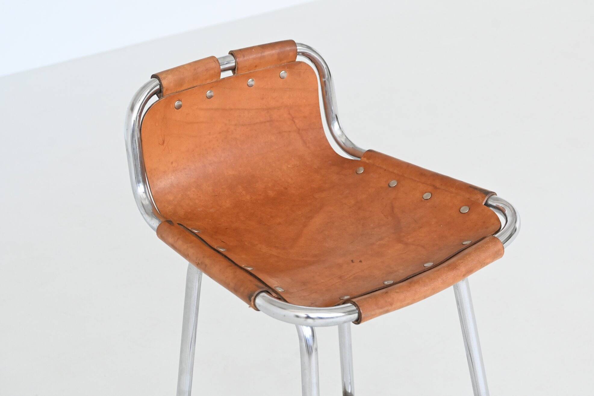 Tabourets de bar en cuir Charlotte Perriand Station de ski des Arcs France 1960