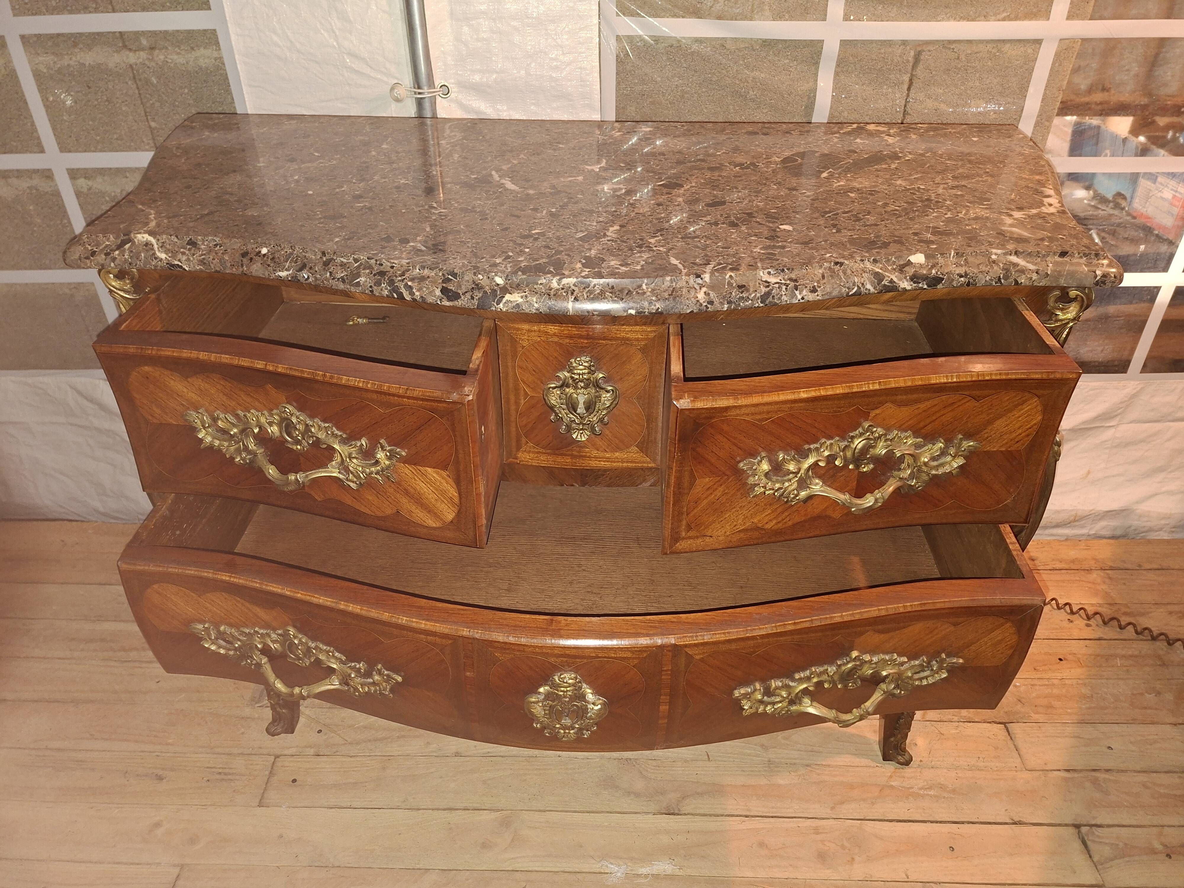 Commode sauteuse galbée de style Louis XV en marqueterie et bronzes dorés (