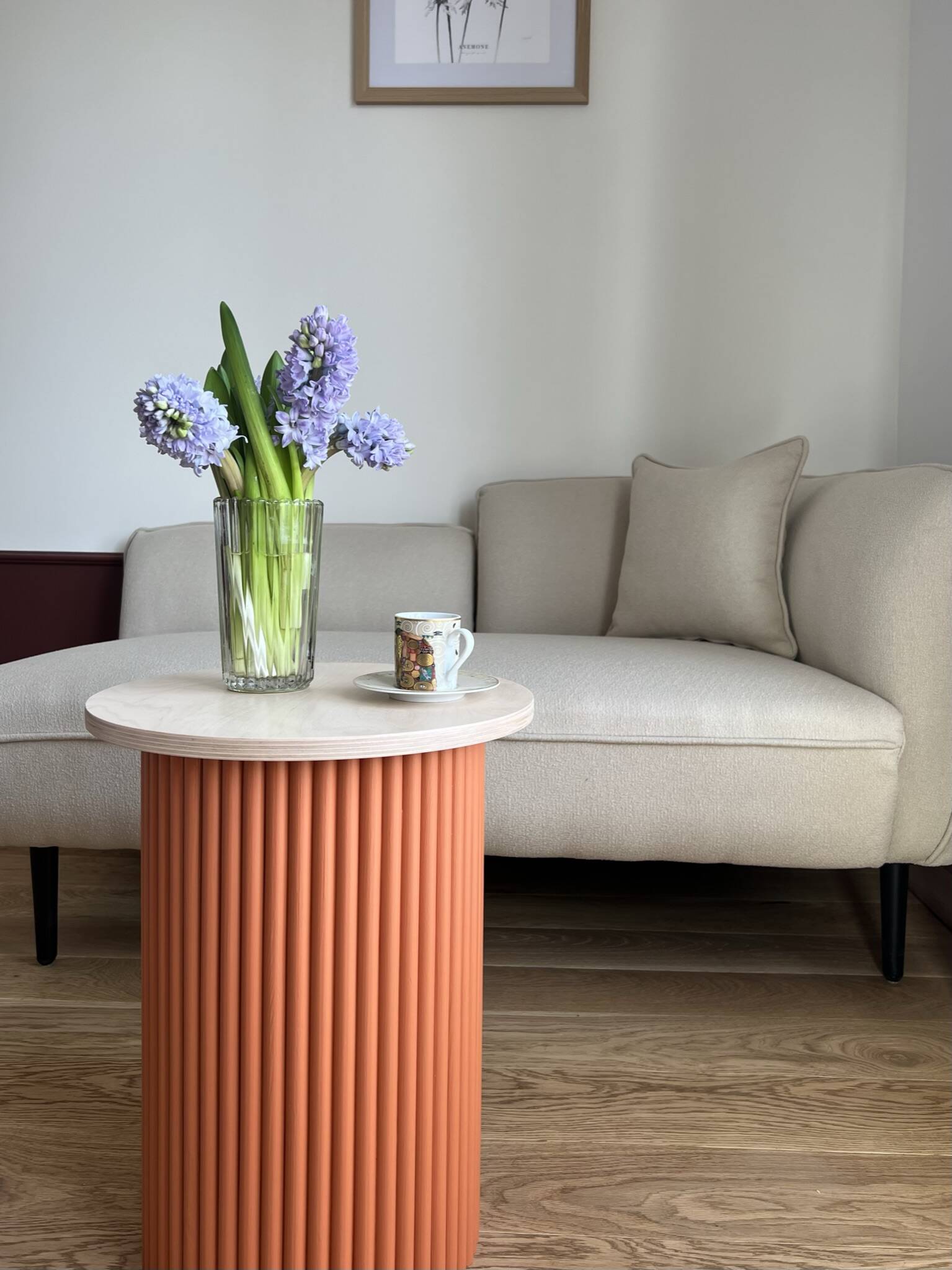 Petite table de chevet bicolore ronde et cannelée