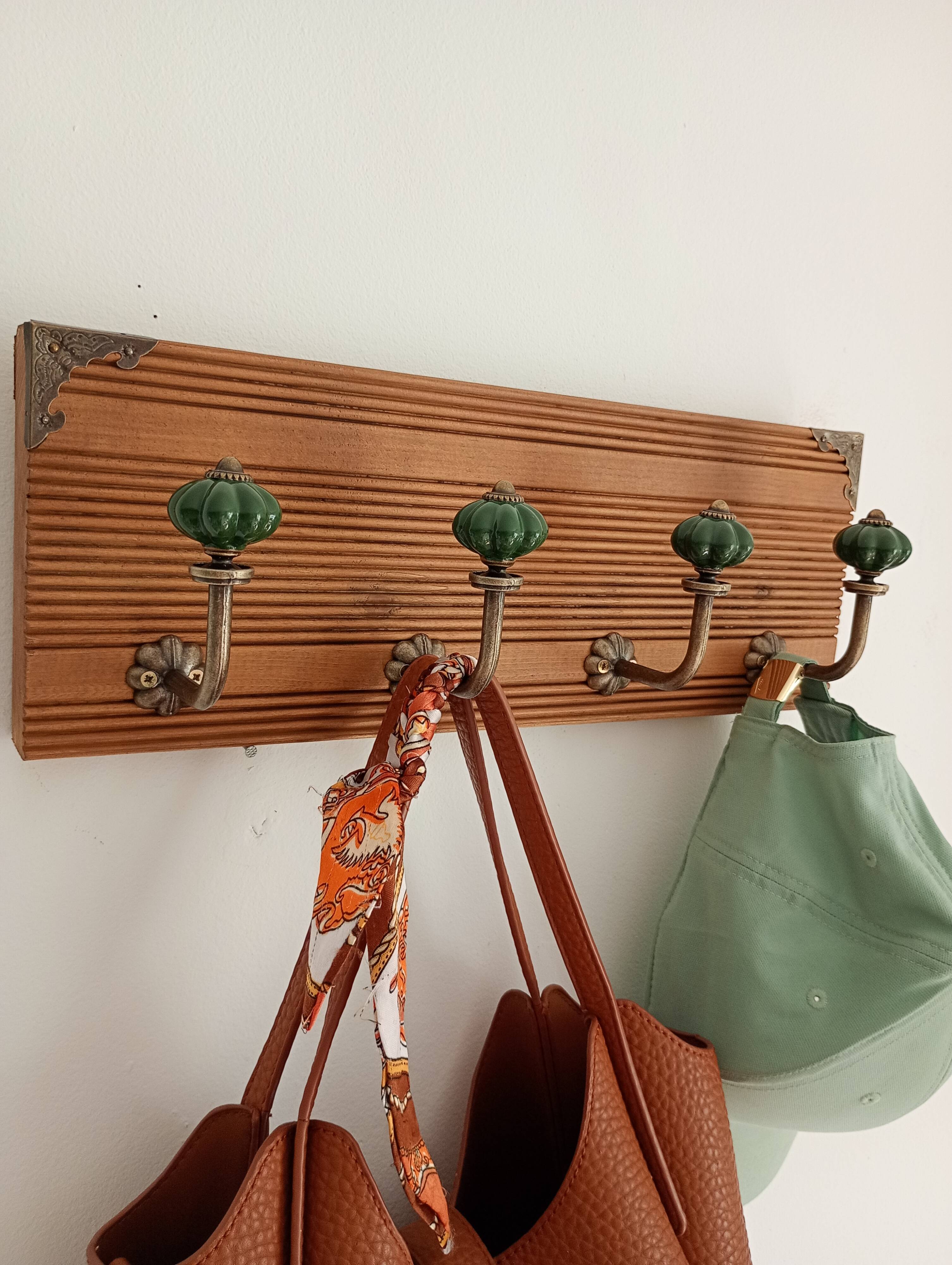 Wall-mounted coat rack in grooved wood – 4 hooks in metal and green ceramic