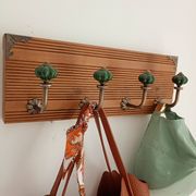 Wall-mounted coat rack in grooved wood – 4 hooks in metal and green ceramic
