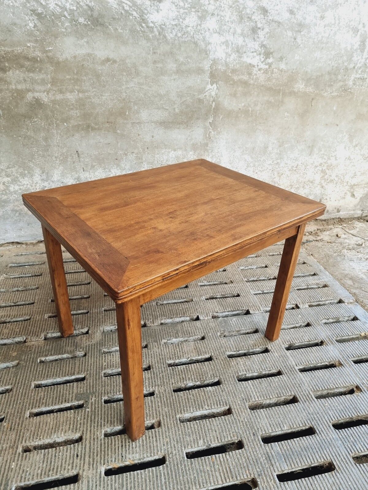 Dining table extendable