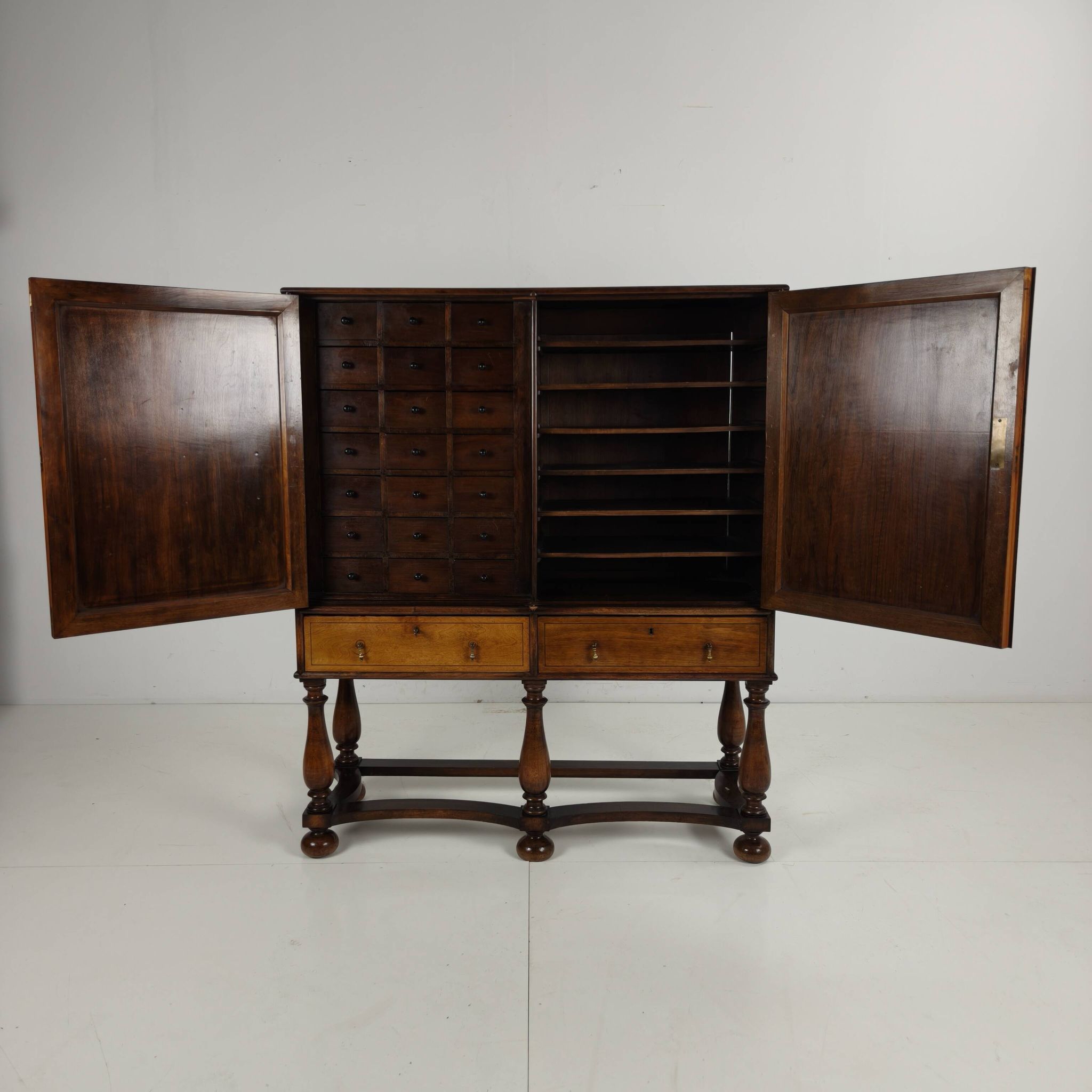 Cabinet de poste en chêne d'un presbytère belge, vers 1900-1920