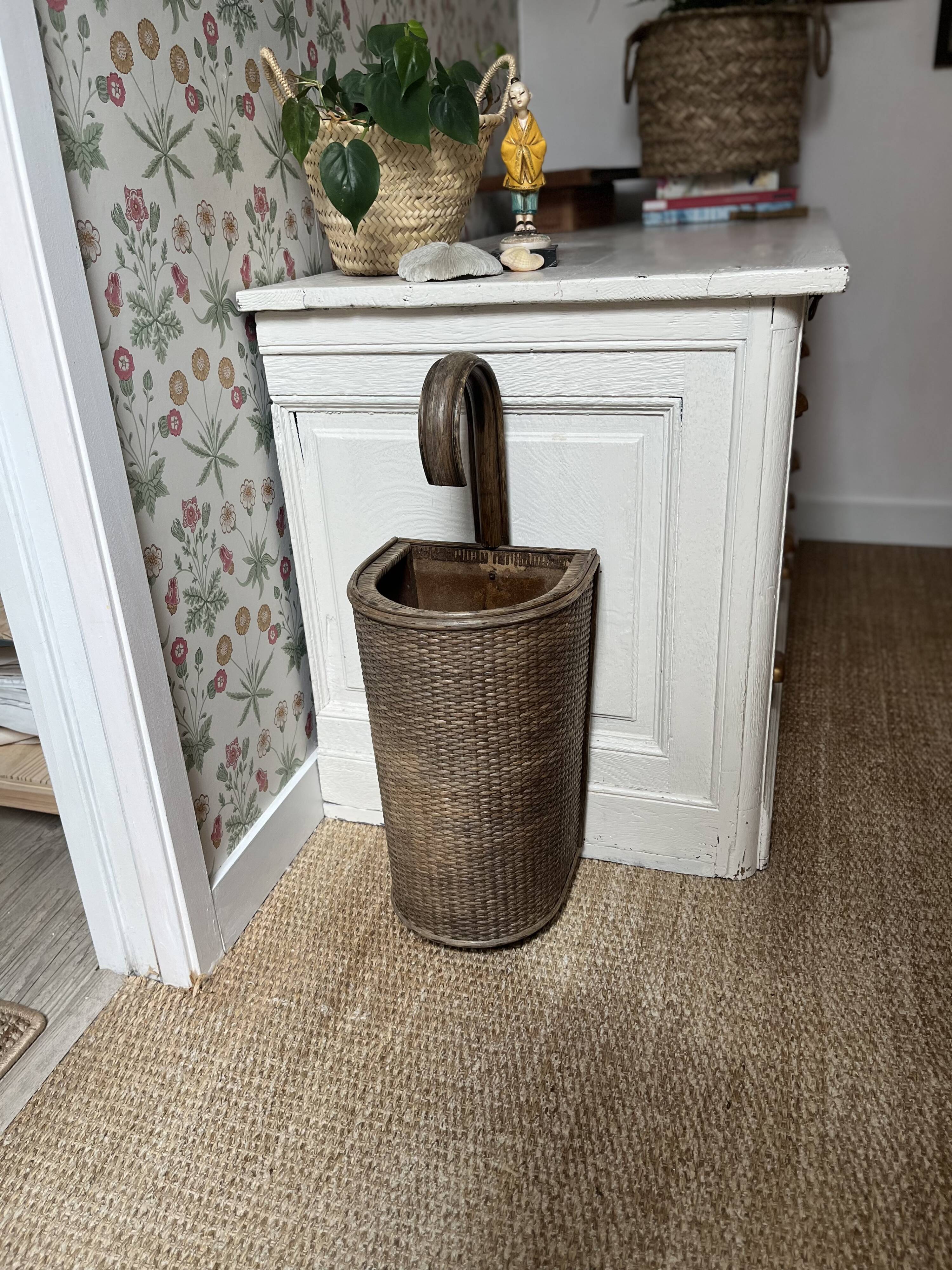 Wicker umbrella stand