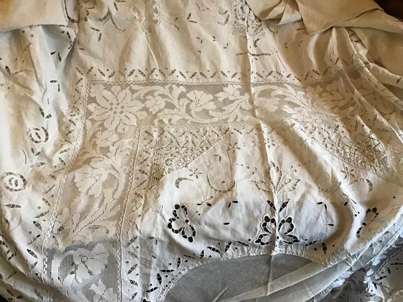 Large ceremonial tablecloth 280x280