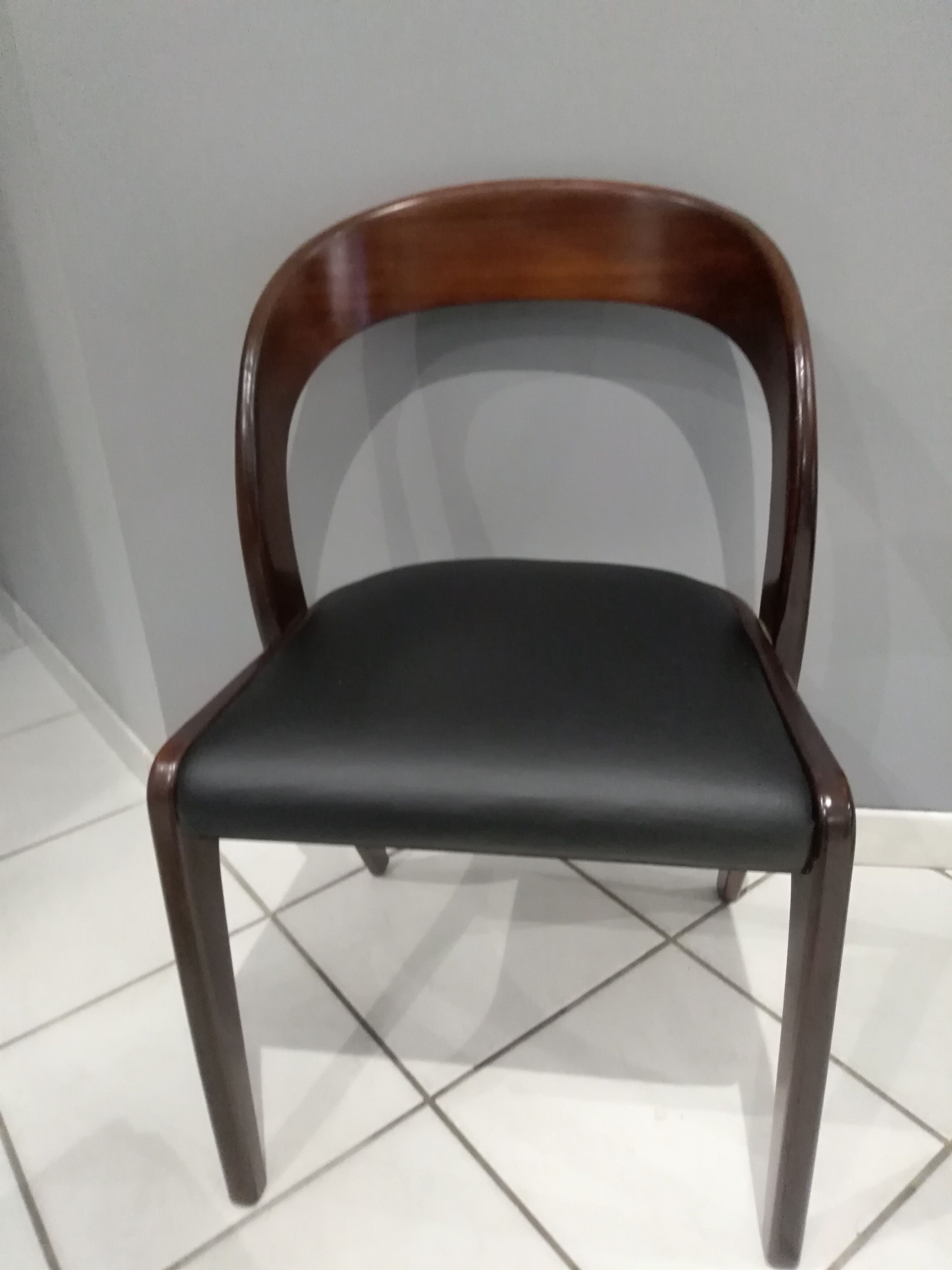 Suite de 4 Chaises a manger Baumann modèle " Gondole" années 1970
