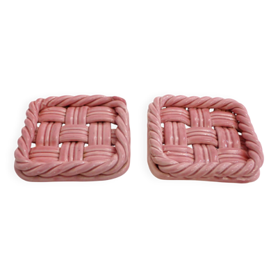 Paire de dessous de bouteilles tressés, en faïence rose Vallauris