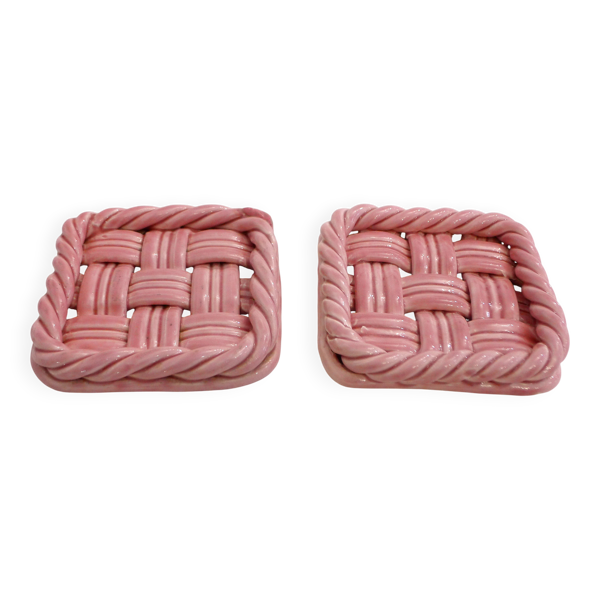 Paire de dessous de bouteilles tressés, en faïence rose Vallauris