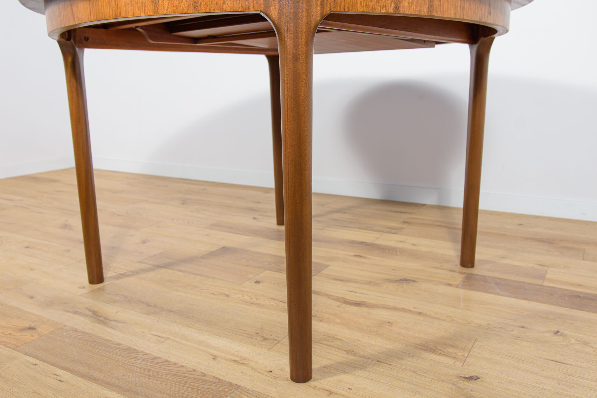 Mid Century Round Extendable Dining Table from McIntosh, 1960s