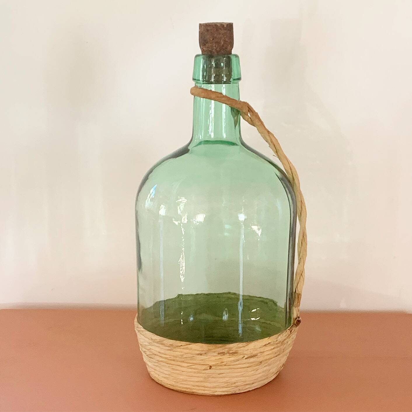 Bonbonne vintage en verre et raphia