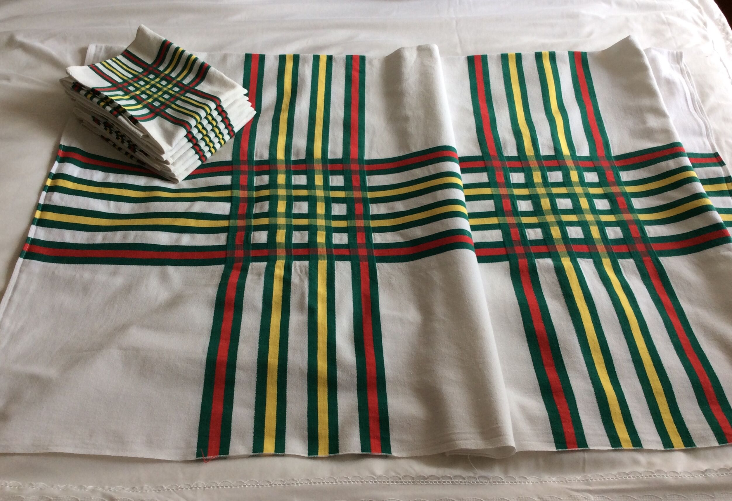 Tablecloth and 6 towels - vintage