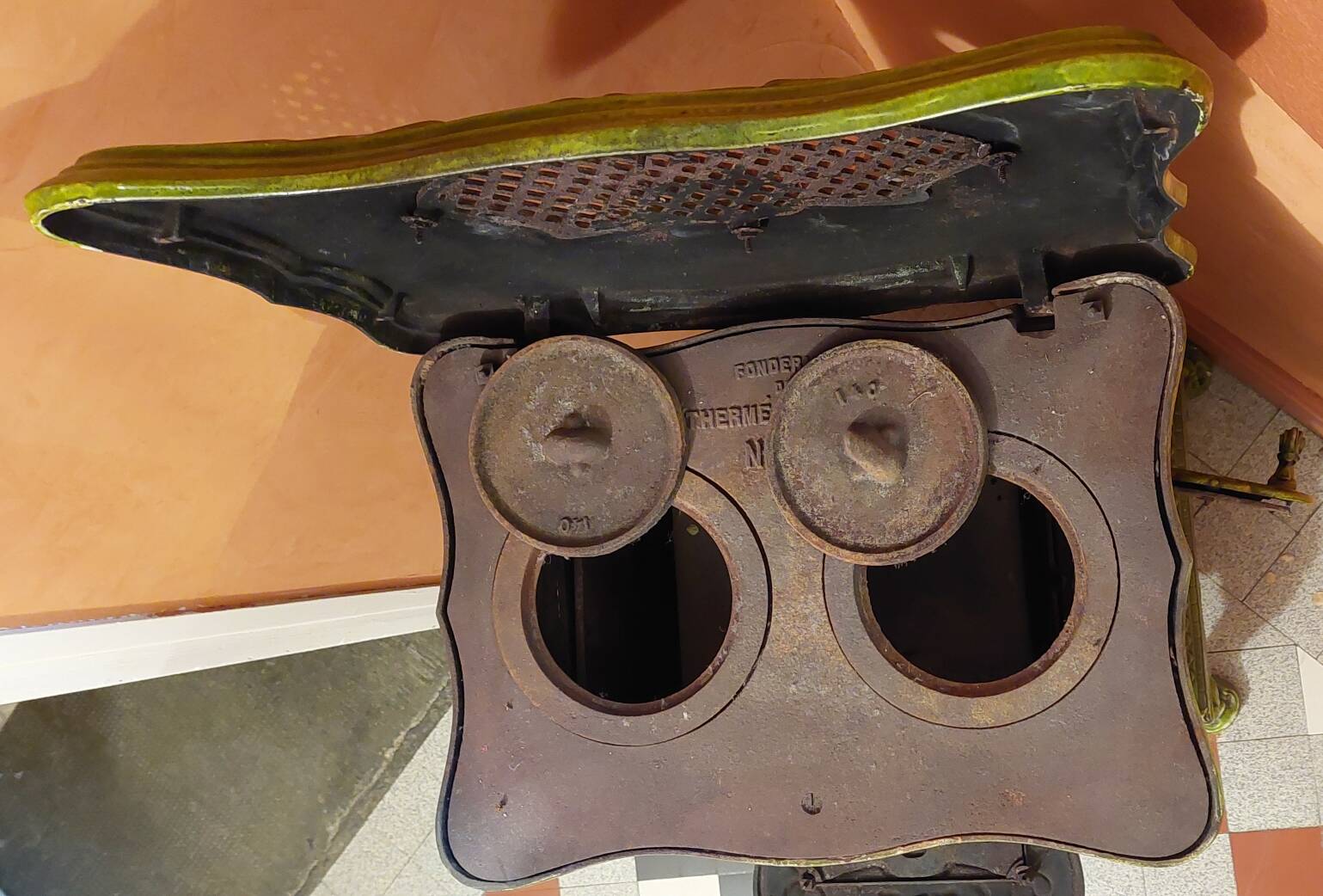 Cast iron stove and enamelled earthenware, Art Nouveau