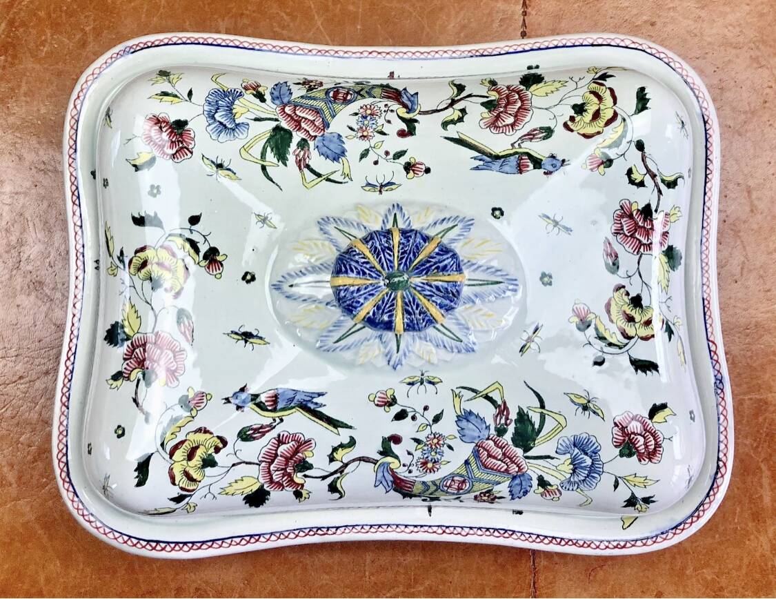 Ancien plat couvert faïence Gien modèle corne d’abondance XIX