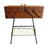 Wood worker wears scoubidou magazines