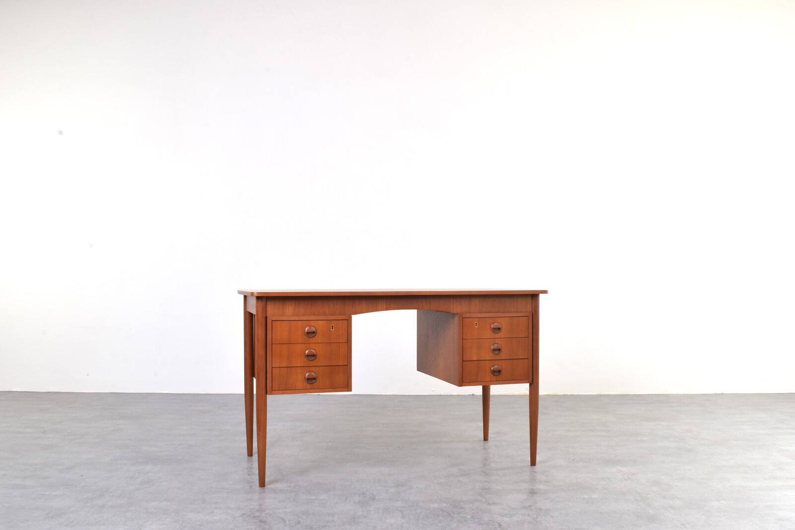 Bureau en teck danois des années 1960.