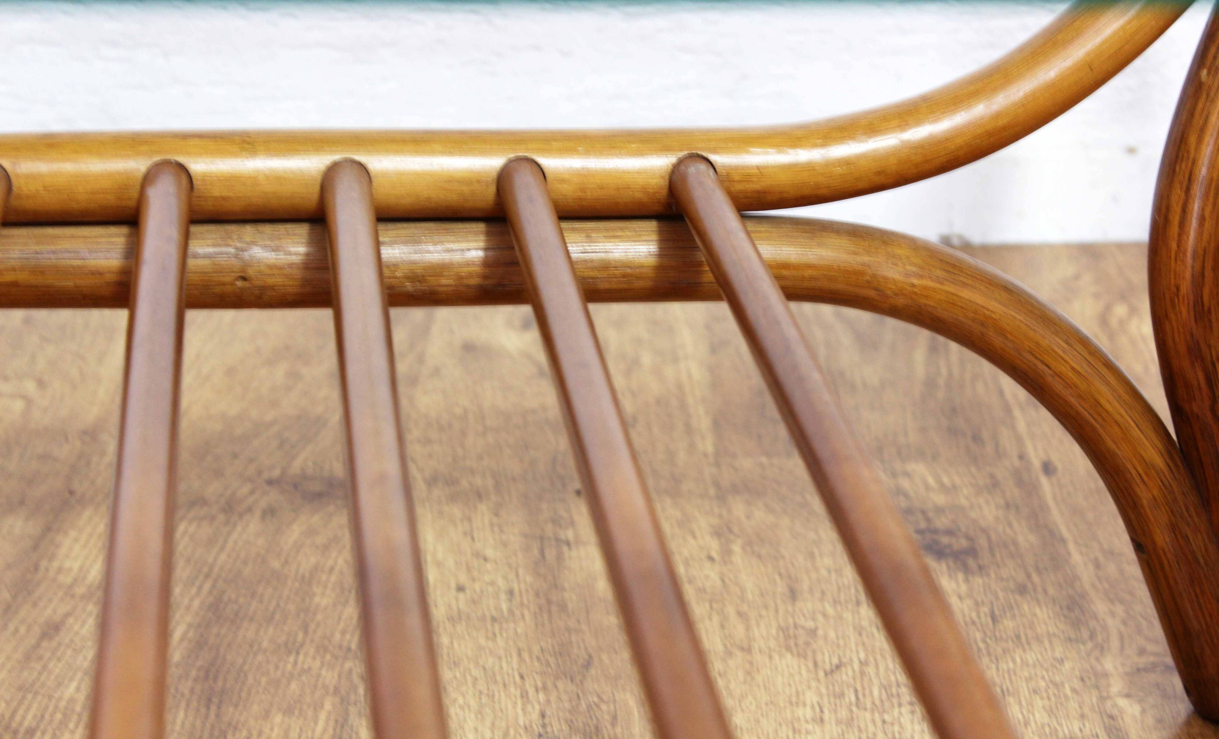 Table basse en rotin et verre