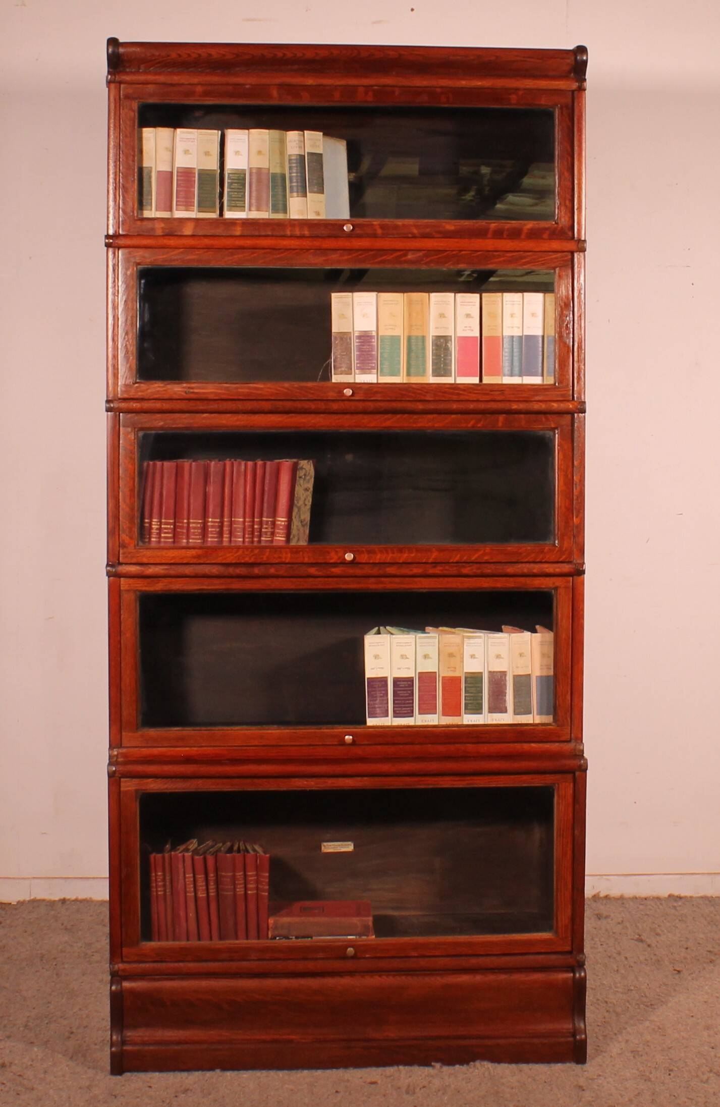 Globe Wernicke Bookcase in Oak, 5 Sections with a Projection