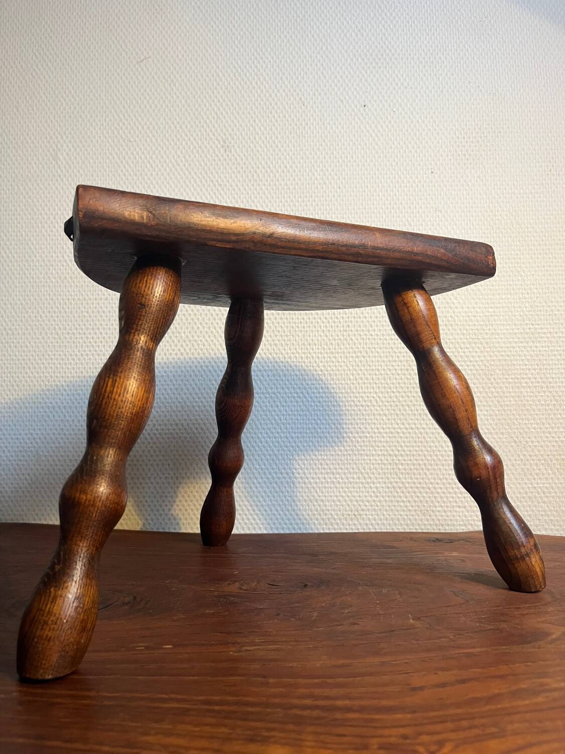 Tabouret tripode bois avec clous