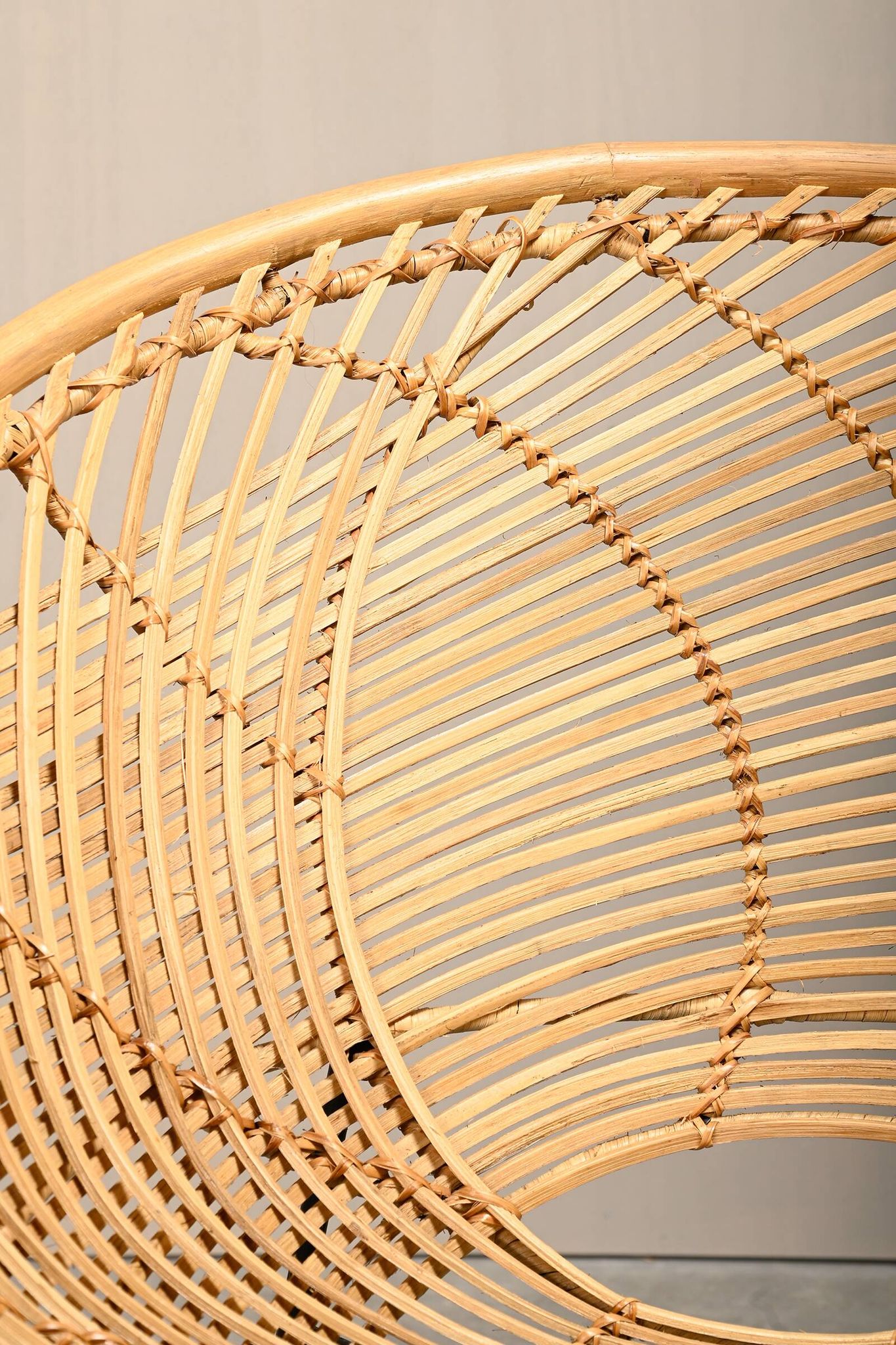 Fauteuil corbeille en rotin et métal noir