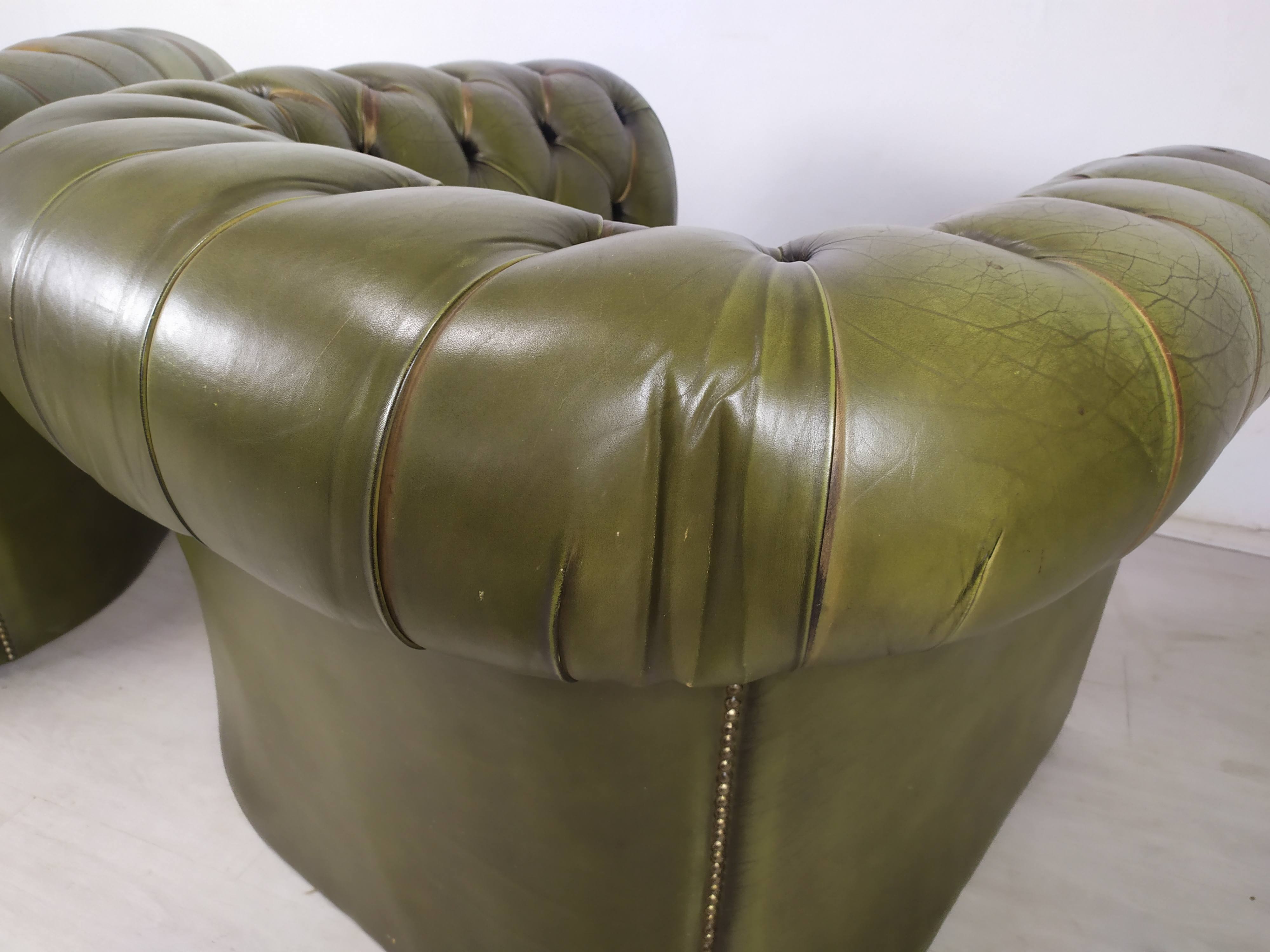 Paire de fauteuils Chesterfield cuir vert