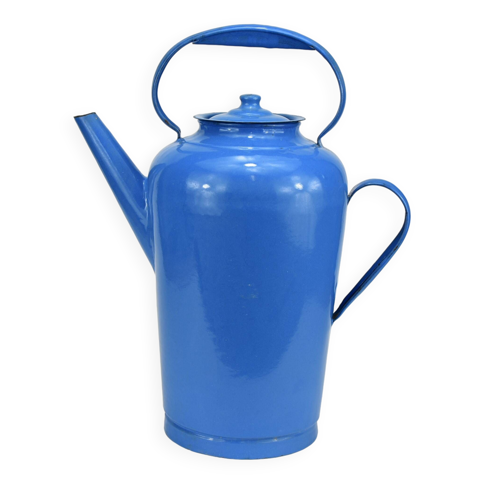 Cruche en métal émaillé bleu.